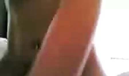 بسیار خجالتی, سوپر مادر و دختر نوجوانان زیبا, نشان می دهد مشاعره بزرگ او.